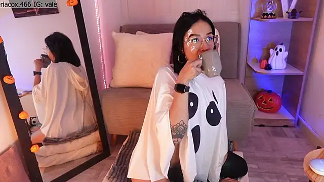 Snapshot of ValeriaCox chatting on 10/29/25, 01:35 ValeriaCox online show from 10/29/25, 01:35