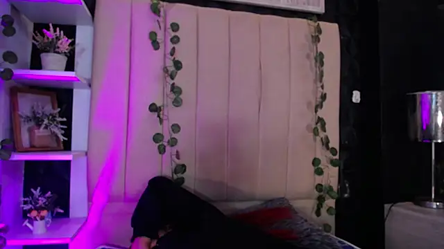 Snapshot of Mia_Rinn chatting on 02/06/25, 07:51 Mia Rinn online show from 02/06/25, 07:51