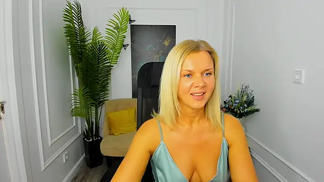 AgathaKlouin online show from 11/25/25, 07:14