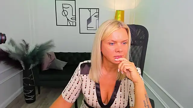 AgathaKlouin online show from 01/18/26, 07:17