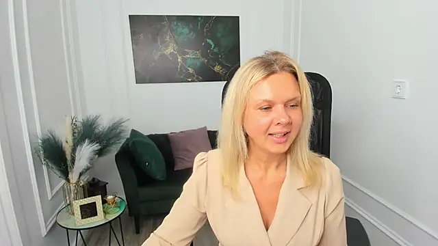 AgathaKlouin online show from 04/09/26, 07:30