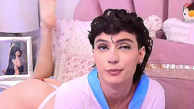 Snapshot of KylieMonnett chatting on 10/27/25, 08:24 KylieMonnett online show from 10/27/25, 08:24