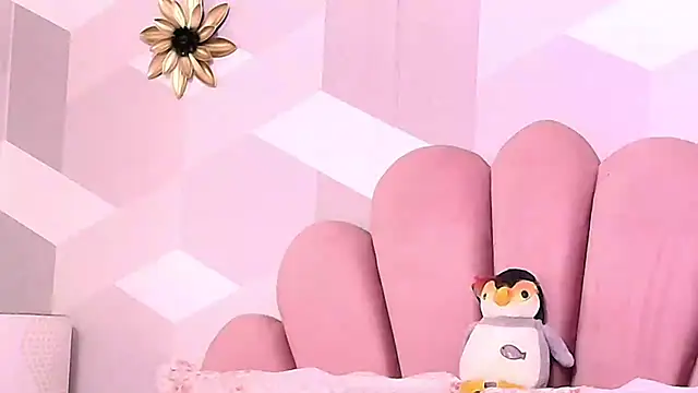 Snapshot of KylieMonnett chatting on 11/26/25, 05:03 KylieMonnett online show from 11/26/25, 05:03