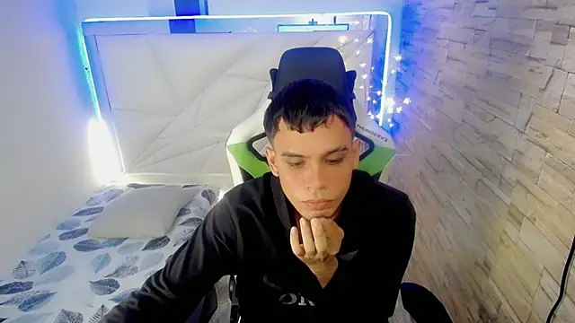 zacariasss  online show from 12/10/24, 08:27