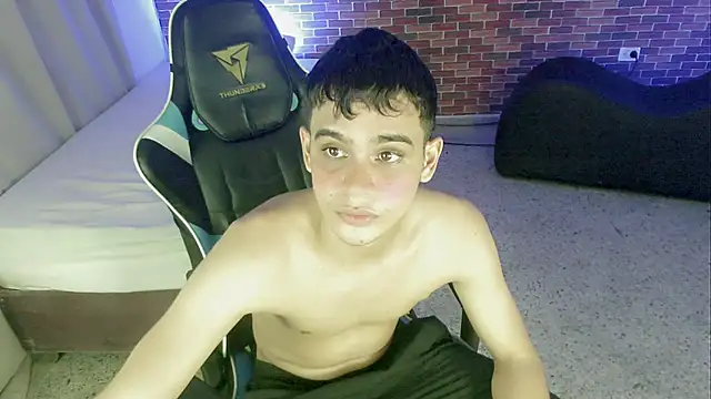 zacariasss  online show from 09/28/25, 03:23