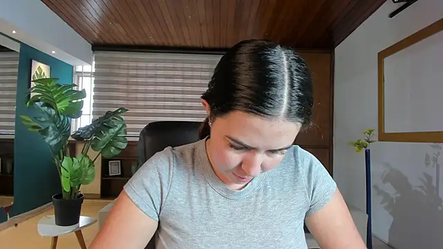 Snapshot of Lyssa_Muller chatting on 12/04/25, 01:53 Lyssa Muller online show from 12/04/25, 01:53