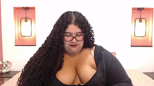 Snapshot of Miley_Collins chatting on 02/19/25, 12:57 Miley Collins online show from 02/19/25, 12:57