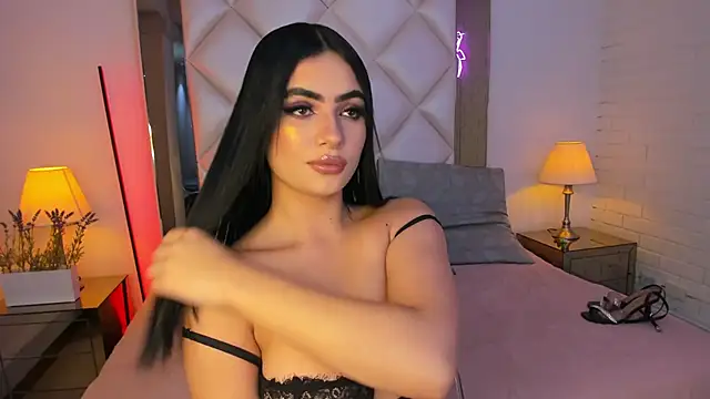 Snapshot of KimRoussee chatting on 12/13/24, 04:00 KimRoussee online show from 12/13/24, 04:00