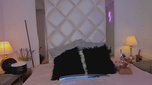 Snapshot of KimRoussee chatting on 02/12/25, 03:40 KimRoussee online show from 02/12/25, 03:40