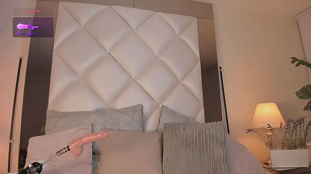 Snapshot of KimRoussee chatting on 09/18/25, 04:25 KimRoussee online show from 09/18/25, 04:25