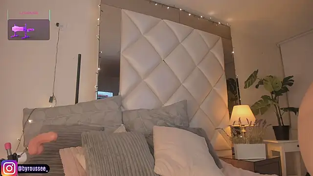 Snapshot of KimRoussee chatting on 12/17/25, 04:29 KimRoussee online show from 12/17/25, 04:29