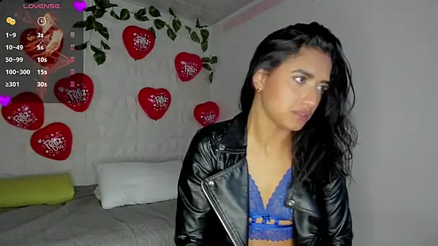 Snapshot of Alina_Argi chatting on 02/15/25, 08:44 Alina Argi online show from 02/15/25, 08:44