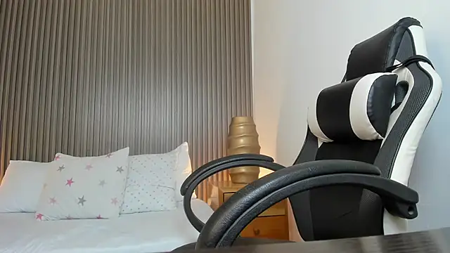 dania miller  online show from 02/21/25, 08:40