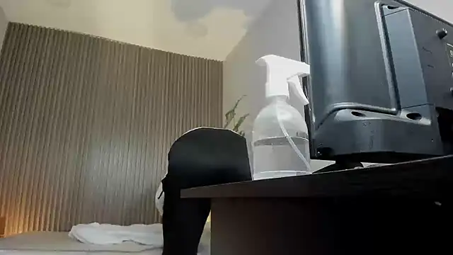 dania miller  online show from 10/04/25, 02:48