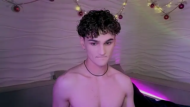 Snapshot of adam_21cm__ chatting on 01/12/25, 04:40 adam 21cm online show from 01/12/25, 04:40