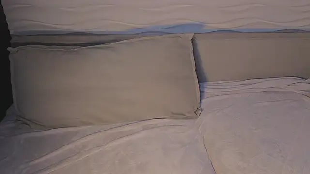 Snapshot of adam_21cm__ chatting on 10/23/25, 04:28 adam 21cm online show from 10/23/25, 04:28