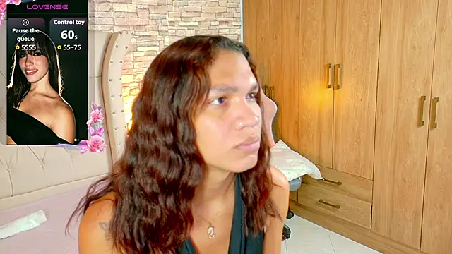 Snapshot of Sara-Smith- chatting on 07/11/26, 11:24 Sara-Smith- online show from 07/11/26, 11:24