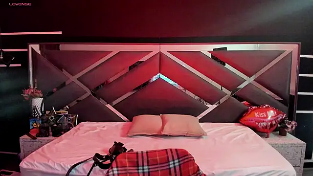 Snapshot of SexyNaf chatting on 09/15/25, 07:25 SexyNaf online show from 09/15/25, 07:25