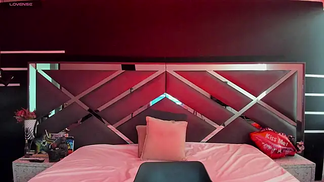 Snapshot of SexyNaf chatting on 09/17/25, 07:04 SexyNaf online show from 09/17/25, 07:04