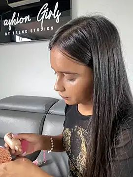 RoxyRoss  online show from 02/01/25, 02:02