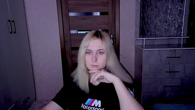 Snapshot of Kristy-Max chatting on 04/20/26, 08:43 Kristy-Max online show from 04/20/26, 08:43