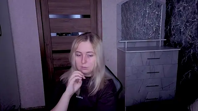 Snapshot of Kristy-Max chatting on 05/25/26, 01:44 Kristy-Max online show from 05/25/26, 01:44