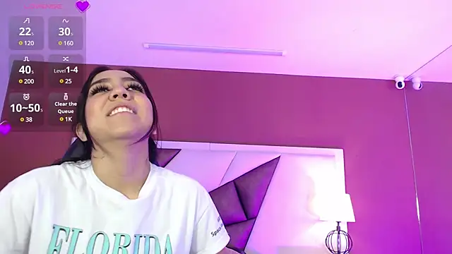 Snapshot of KarolandMichel chatting on 01/07/25, 11:48 KarolandMichel online show from 01/07/25, 11:48