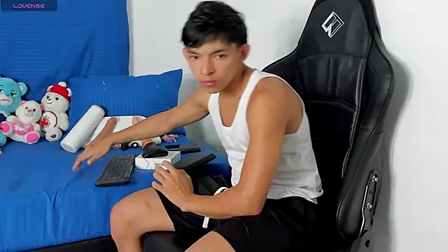 Snapshot of Tonny_twink_ chatting on 04/20/26, 02:25 Tonny twink online show from 04/20/26, 02:25