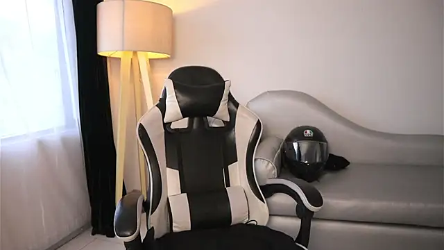 ashleyvalirya online show from 04/08/26, 07:47