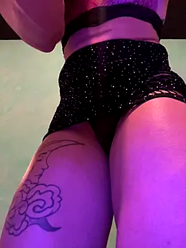 Snapshot of xMirana_ chatting on 10/15/25, 08:36 xMirana  online show from 10/15/25, 08:36