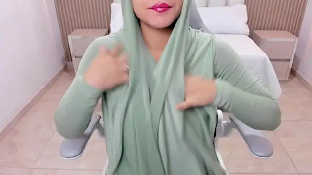 Snapshot of Hanaa_latif chatting on 03/17/25, 12:04 Hanaa latif online show from 03/17/25, 12:04