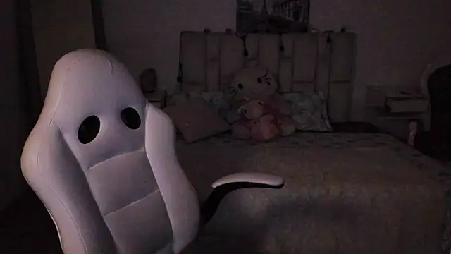 Snapshot of zoe_turnner_18 chatting on 11/16/25, 12:33 zoe turnner 18 online show from 11/16/25, 12:33