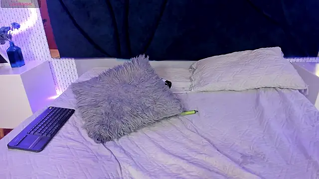 LARISSAEVANS online show from 02/01/25, 06:32