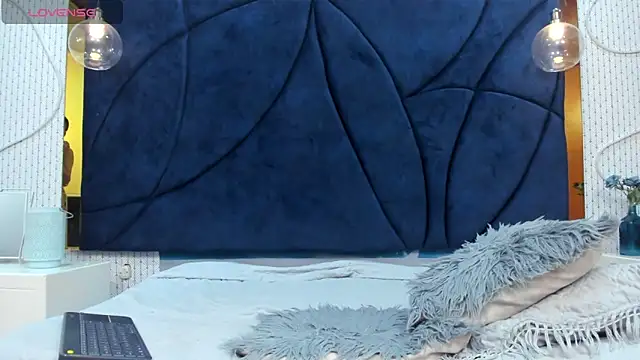 LARISSAEVANS online show from 02/05/25, 06:15