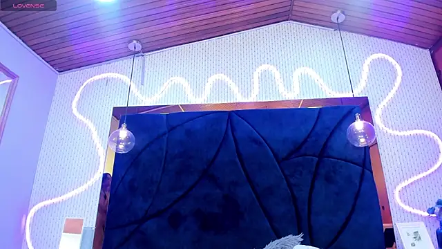 LARISSAEVANS online show from 02/11/25, 06:11