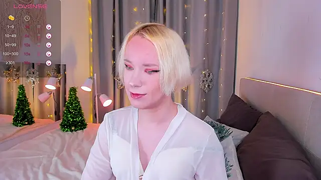 Snapshot of Amanda_Brow chatting on 12/15/24, 06:18 Amanda Brow online show from 12/15/24, 06:18