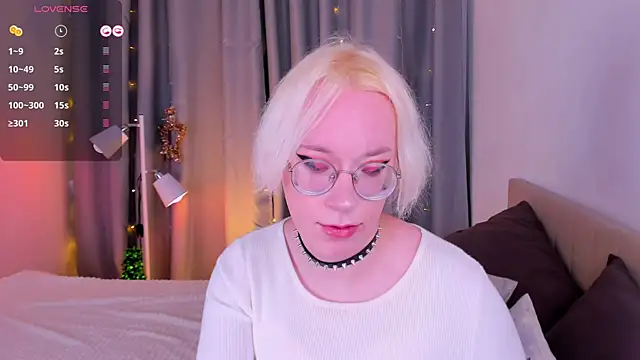 Snapshot of Amanda_Brow chatting on 12/27/24, 07:08 Amanda Brow online show from 12/27/24, 07:08