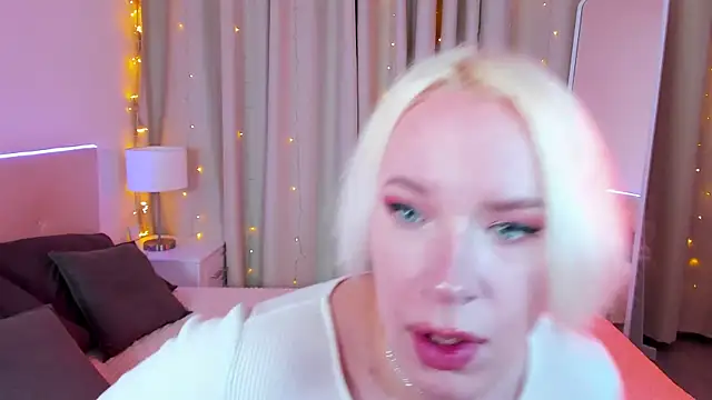 Snapshot of Amanda_Brow chatting on 01/15/25, 03:39 Amanda Brow online show from 01/15/25, 03:39