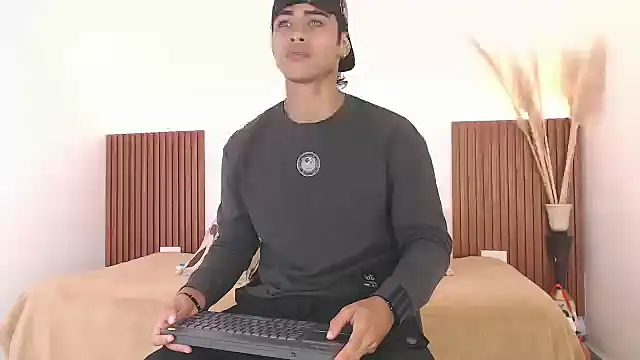 Snapshot of zander_2120 chatting on 12/11/24, 01:49 zander 2120 online show from 12/11/24, 01:49