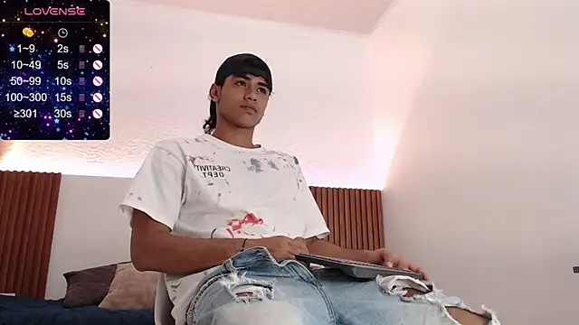 Snapshot of zander_2120 chatting on 02/18/25, 03:31 zander 2120 online show from 02/18/25, 03:31