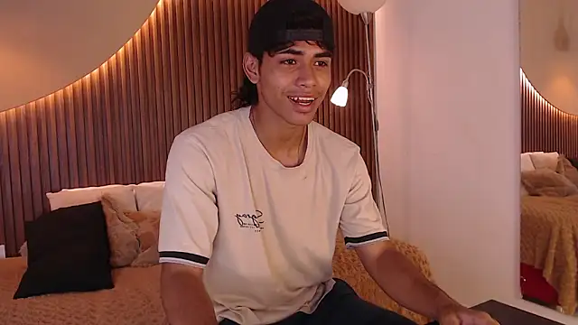 Snapshot of zander_2120 chatting on 02/25/25, 01:39 zander 2120 online show from 02/25/25, 01:39