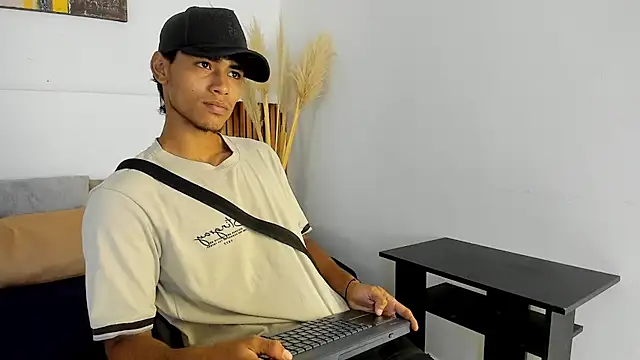 Snapshot of zander_2120 chatting on 09/25/25, 01:15 zander 2120 online show from 09/25/25, 01:15