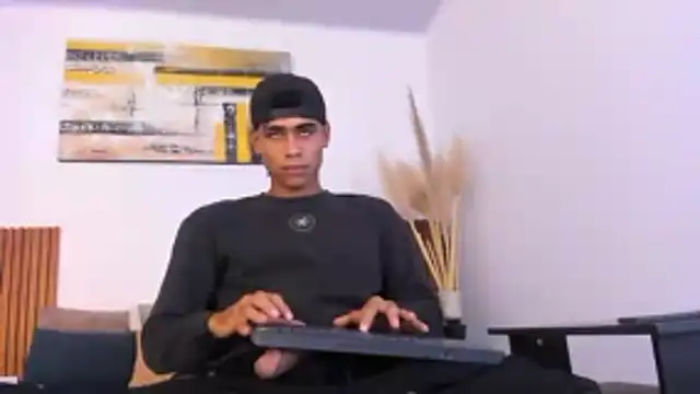 Snapshot of zander_2120 chatting on 10/24/25, 01:51 zander 2120 online show from 10/24/25, 01:51