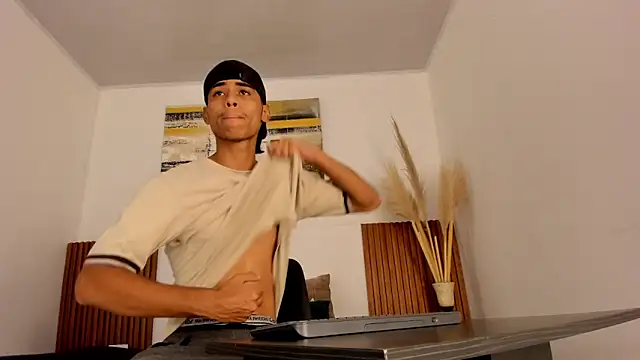 Snapshot of zander_2120 chatting on 11/13/25, 01:21 zander 2120 online show from 11/13/25, 01:21