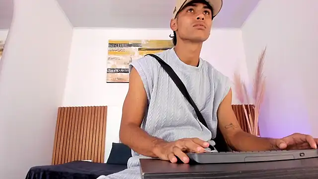 Snapshot of zander_2120 chatting on 12/20/25, 12:56 zander 2120 online show from 12/20/25, 12:56