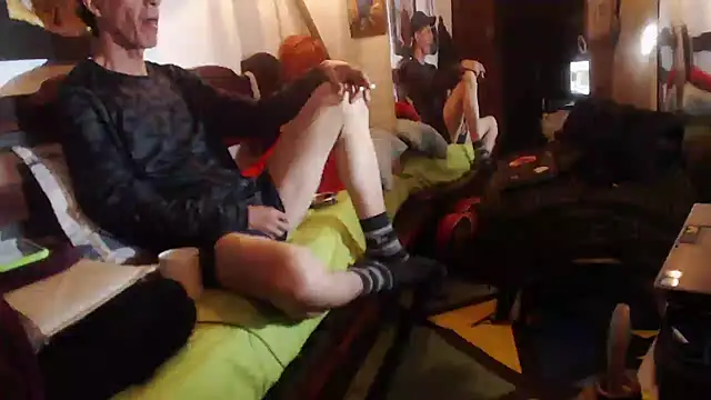 Snapshot of laye19 chatting on 11/29/25, 12:13 laye19 online show from 11/29/25, 12:13