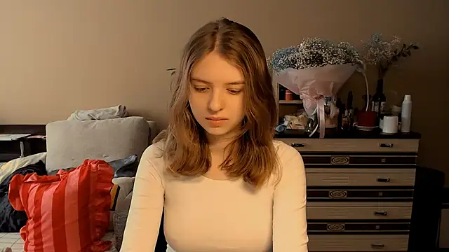 Snapshot of Emi1y_Angel11 chatting on 02/15/26, 04:31 Emi1y Angel11 online show from 02/15/26, 04:31