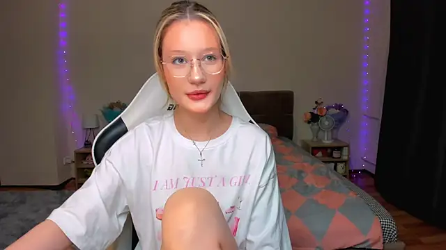 Snapshot of DearLia chatting on 10/11/25, 10:30 DearLia online show from 10/11/25, 10:30