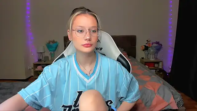 Snapshot of DearLia chatting on 10/18/25, 09:48 DearLia online show from 10/18/25, 09:48