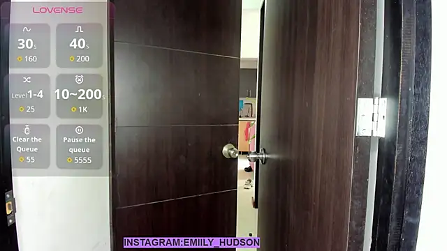 Snapshot of emily_huddson_ chatting on 10/03/25, 05:54 emily huddson online show from 10/03/25, 05:54